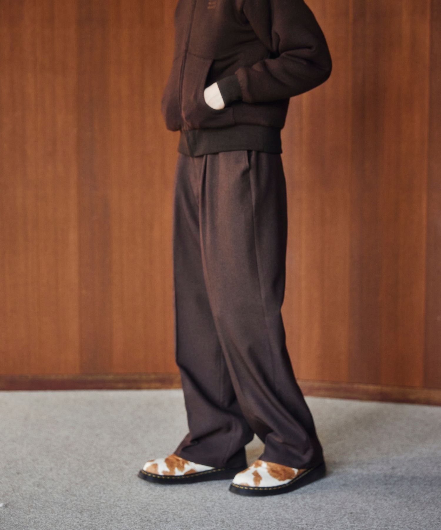 one-tuck straight slacks